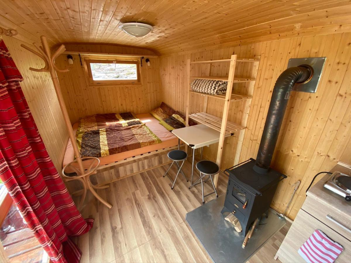 Maringotka Na Samote Na Kozi Farme Hotel Pobezovice ภายนอก รูปภาพ