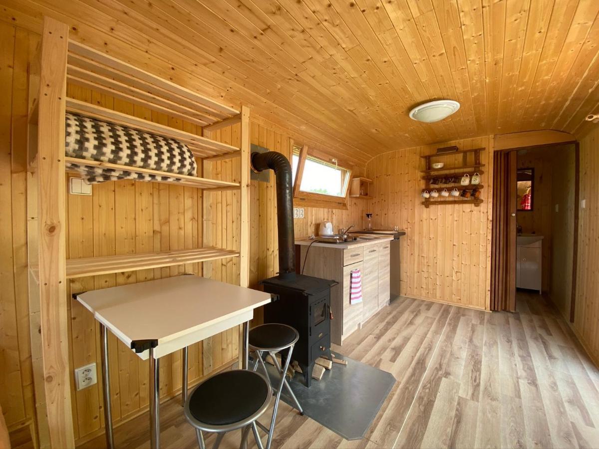 Maringotka Na Samote Na Kozi Farme Hotel Pobezovice ภายนอก รูปภาพ